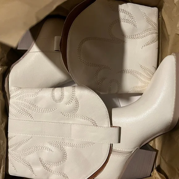👢🔥 Oasis White Heeled Western Boots | Cowgirl Chic | Statement Fall/winter Boots - Picture 5 of 5
